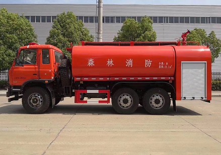 東風(fēng)153駕駛室六驅(qū)不銹鋼運(yùn)水車圖片 東風(fēng)153駕駛室六驅(qū)不銹鋼運(yùn)水車圖片