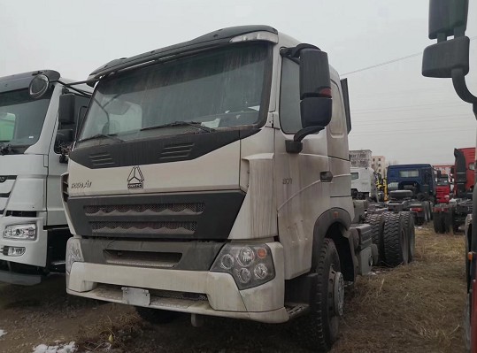 一批庫存重汽豪沃灑水車底盤圖片 一批庫存重汽豪沃灑水車底盤圖片