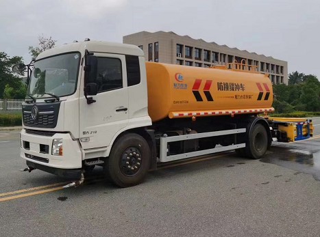 國(guó)六東風(fēng)天錦多功能灑水車(chē)帶防撞緩沖車(chē)功能 國(guó)六東風(fēng)天錦多功能灑水車(chē)帶防撞緩沖車(chē)功能