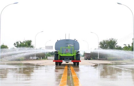 12方灑水車多少錢一臺(tái)_國(guó)六12方東風(fēng)華神KL5綠化灑水車廠家價(jià)格4