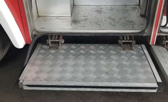 消防車腳踏板合頁_豪沃消防車腳踏板_消防車翻轉(zhuǎn)腳踏板-消防車配件4