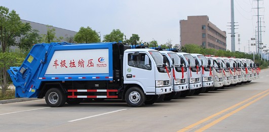 4臺壓縮垃圾車、8臺密封垃圾車準備發(fā)車 4臺壓縮垃圾車、8臺密封垃圾車準備發(fā)車