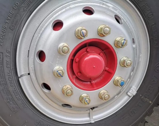 4500軸距D9的前輪螺絲數是10個 4500軸距D9的前輪螺絲數是10個