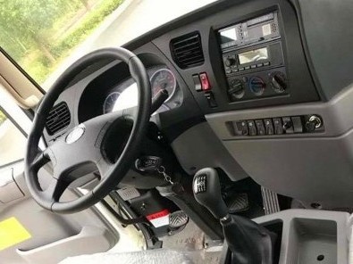 國(guó)六12方大運(yùn)F6灑水車(chē)內(nèi)飾圖片 國(guó)六12方大運(yùn)F6灑水車(chē)內(nèi)飾圖片