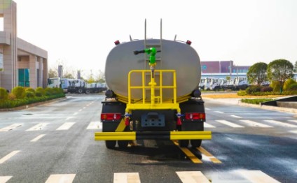 國六9.2m3東風(fēng)華神T3灑水車圖片 國六9.2m3東風(fēng)華神T3灑水車圖片