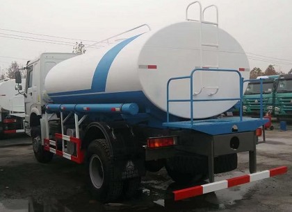 出口版4X4全驅(qū)動豪沃13方灑水車多方位圖片 出口版4X4全驅(qū)動豪沃13方灑水車多方位圖片