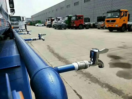 拉飲用水灑水車圖片 拉飲用水灑水車圖片