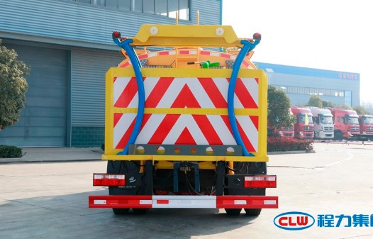 �|�L��������ˮ܇��ǰ�����b�o����ϴ�O�䣬�󲿎���ײ����