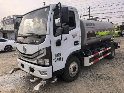 二手東風小多利卡5方灑水車_二手中聯重科5方灑水車2